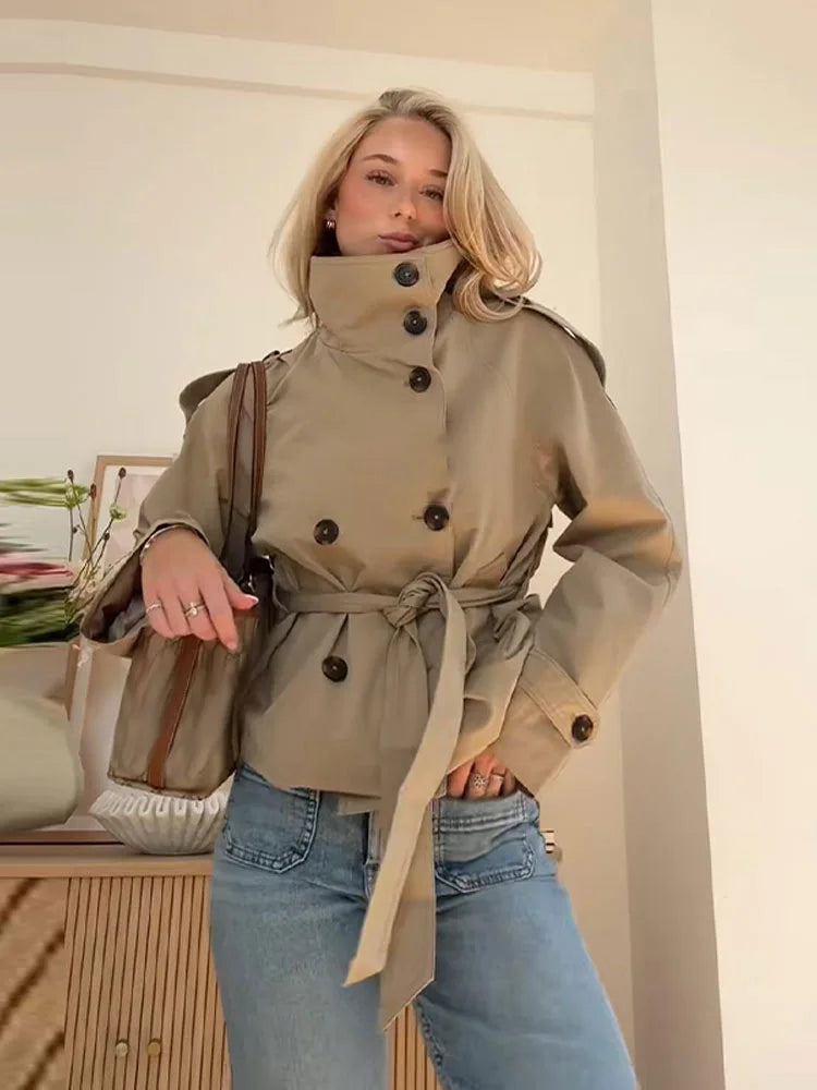 Jaqueta Trench Cropped com Cinto e Gola Alta
